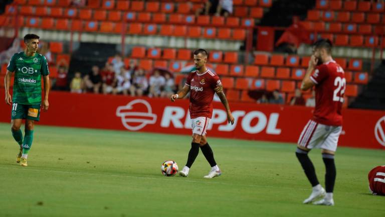 Joan Oriol con la pelota en los pies en el debut liguero frente al Arenteiro. Foto: Pere Ferré
