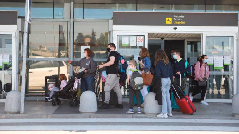 Algunos pasajeros en la zona de llegadas del edificio del Aeropuerto de Reus, a inicios de esta temporada de verano. Foto: Alba Mariné