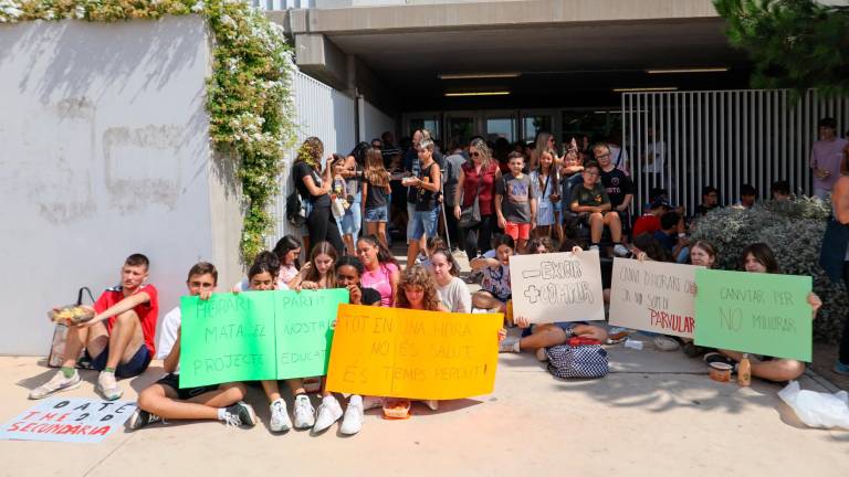 La comunidad educativa protestó este mediodía a las puertas del centro para reclamar a la Generalitat que vuelva la jornada compactada. Foto: Alba Mariné