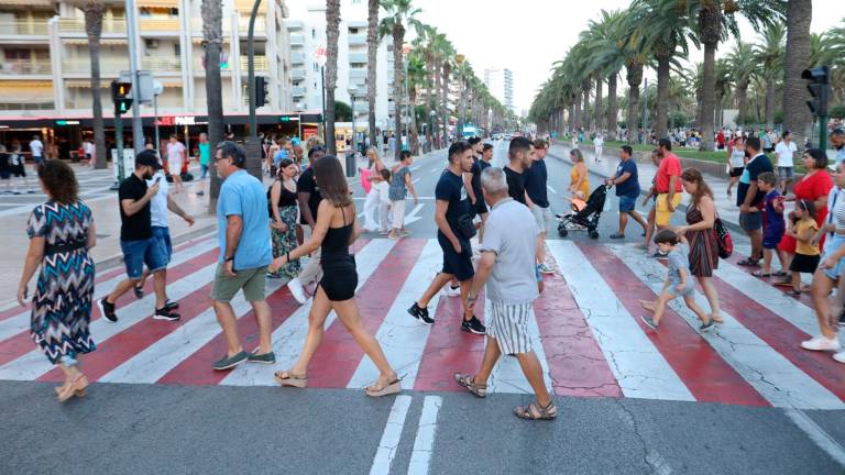 El paseo Jaume I de Salou, lleno de gente durante estos días del puente de agosto en que los alojamiento han rozado el lleno. Foto: Alba Mariné