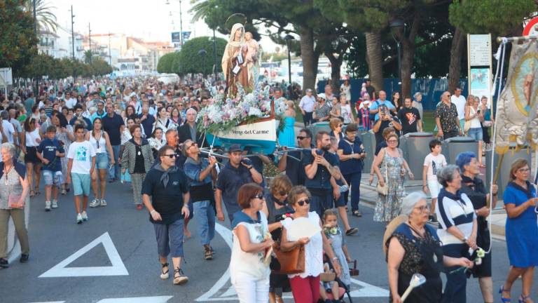 La procesión de la Verge del Carme es uno de los actos más multitudinarios en Cambrils. Foto: Alba Mariné