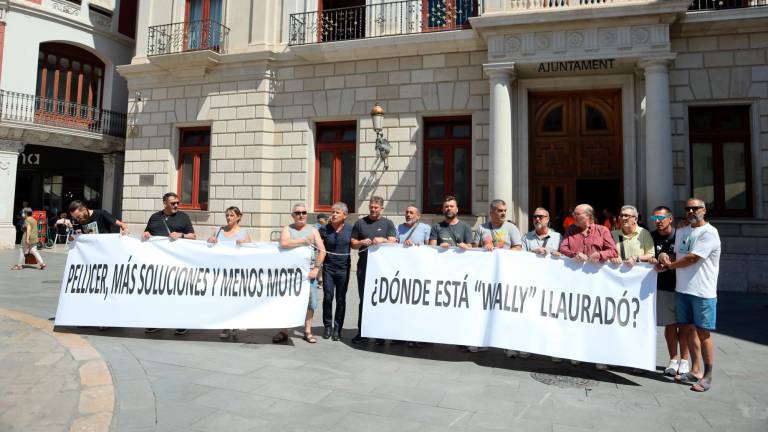 Los trabajadores reclamaron ayer mejoras laborales delante del Ayuntamiento. Foto: Alba Mariné