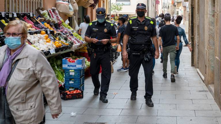 Agents de la Policia Local de Tortosa al nucli antic. foto: joan revillas