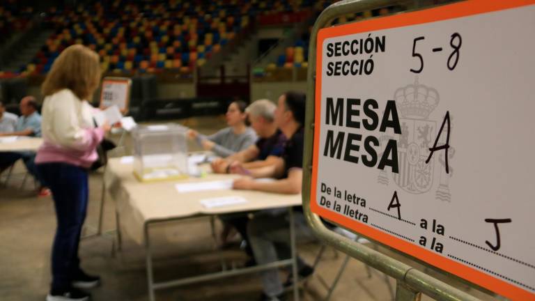 Abren los más de 2.700 colegios electorales en Catalunya sin incidencias remarcables
