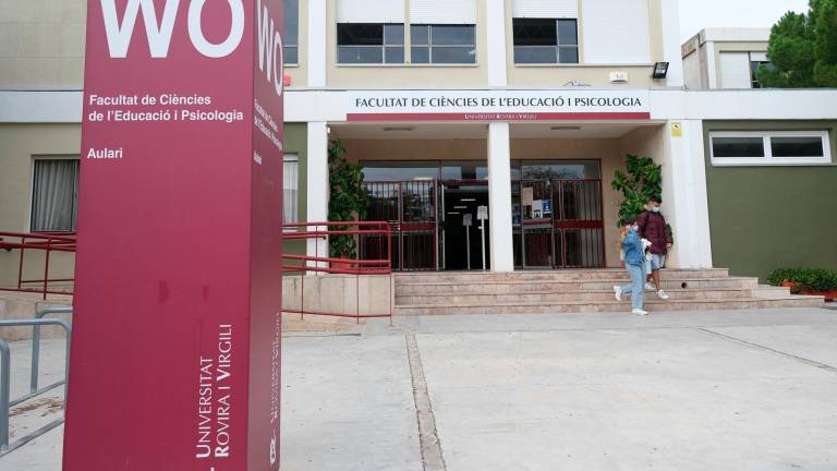 Puerta de entrada del edificio actual de la Facultat de Ciències de l’Educació i Psicologia. Foto: Fabián Acidres