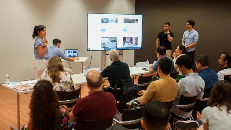 Los alumnos de la primera edición presentaron ayer sus proyectos finales. FOTO: alba mariné