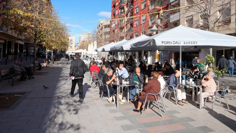 En la avenida del Carrilet hay terrazas de bar y un parque, y el espacio libre se concentra ante la nave que el Ayuntamiento ha adquirido. Foto: Alba Mariné