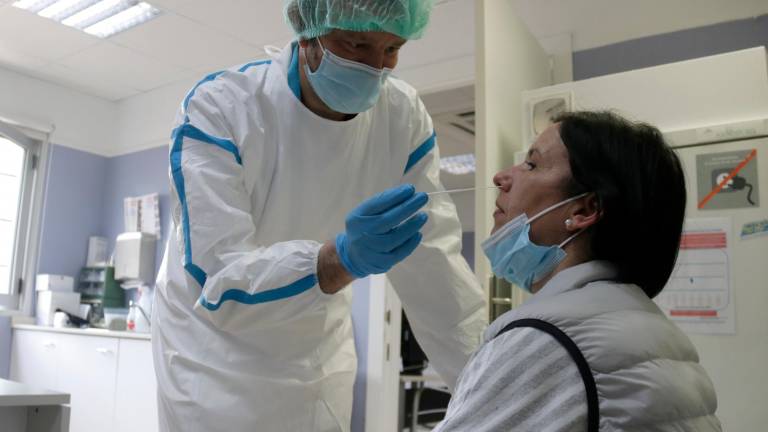 Una mujer se somete a un PCR. Foto: ACN