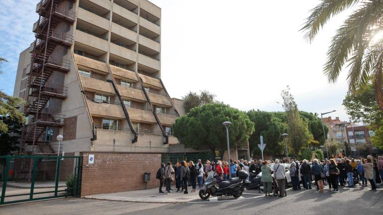 El exterior del equipamiento, durante una concentración para reclamar su continuidad. Foto: Alba Mariné/DT