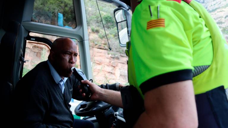 Un conductor de autobús se somete a la prueba de alcoholemia. Foto: ACN