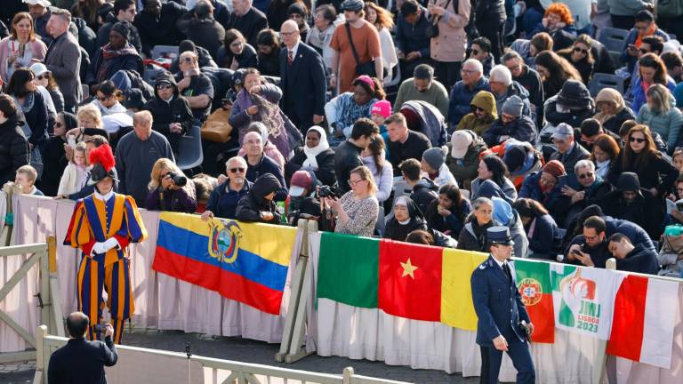 Con la plaza llena a rebosar de fieles, se espera la llegada de las delegaciones internacionales, que ocuparán un área reservada frente a la basílica. Foto: EFE