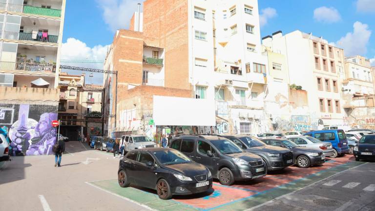 La zona azul que ocupa actualmente el espacio en el que se desarrollarán viviendas, equipamientos y un aparcamiento. Foto: Alba Mariné