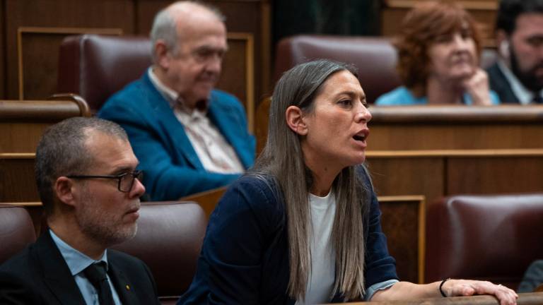 La portavoz de Junts Miriam Nogueras (d) interviene este martes en el pleno del Congreso de los Diputados en Madrid que debate la ley de amnistía. Foto: EFE