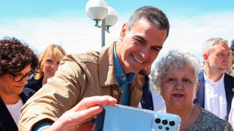 Sánchez, fotografiándose con una ciudadana. Foto: Cedida