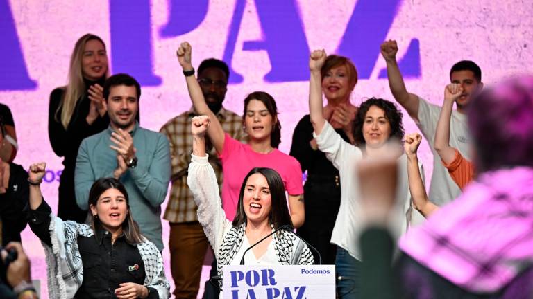 La exministra de Igualdad y eurodiputada, Irene Montero, durante un acto “por la paz y contra el régimen de guerra” en el Espacio Downtown. Foto: EFE