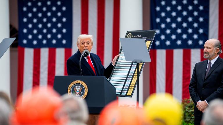 El presidente de EE.UU., Donald Trump, muestra un cartel con los aranceles que aplicará a varios países. Foto: Casa Blanca