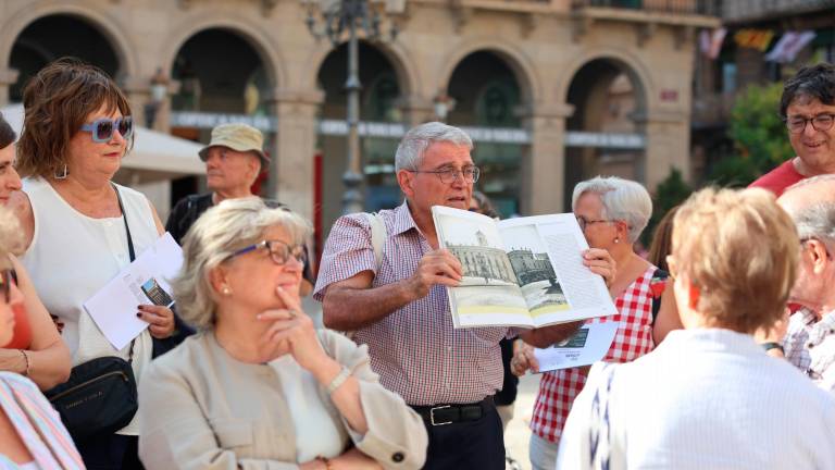 Una de les parades de la ruta d’aquest dimarts 2 de juliol ha estat la plaça de Prim. Foto: A. Mariné