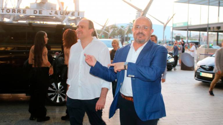 El presidente del PPC, Alejandro Fernández, y el diputado Dani Serrano llegando al Hotel Grand Marina de Barcelona para seguir la noche electoral. FOTO: Mariona Puig