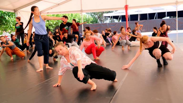 Alumnos participando en la primera clase impartida en el festival Deltebre Dansa de este año. FOTO: acn