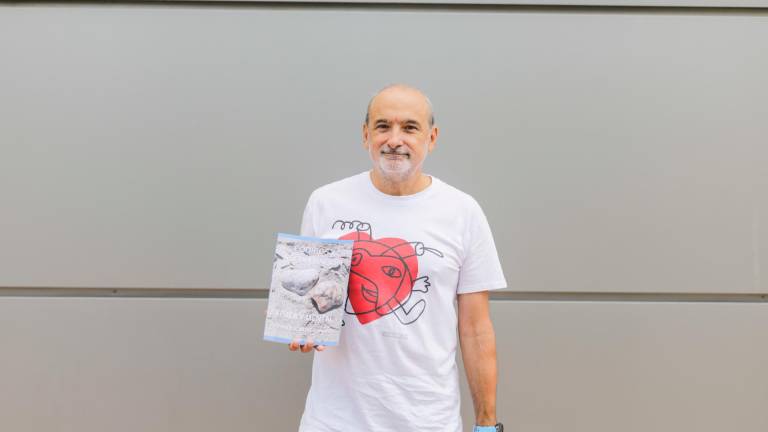 Francesc Bobé con su libro ‘Códigos y recuperación física y mental’. Foto: Àngel Ullate