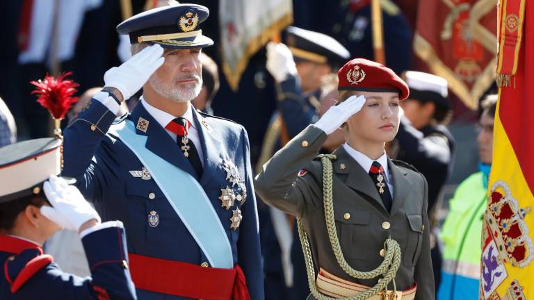 El rey Felipe VI y la princesa Leonor saludando a las tropas desde el palco de autoridades. Foto: EFE