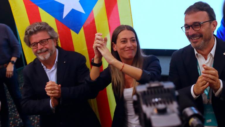 La candidata de Junts, Míriam Nogueras, celebra los resultados electorales al lado del cabeza de lista la Senado, Antoni Castellà, y el portavoz del partido, Josep Rius. FOTO: Nico Tomás