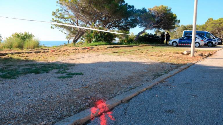 Hay una distancia entre la calle por donde inicialmente circulaba el turismo y el acantilado. Foto: ACN