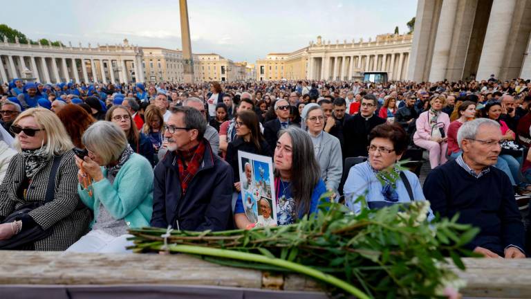 Fieles católicos durante la vigilia de ayer, tras conocerse la muerte del Papa Francisco. foto: efe