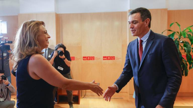 Pedro Sánchez durante una reunión con la diputada de Coalición Canaria, Cristina Valido. Foto: EFE/ Javier Lizón