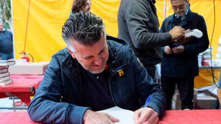 Ramón Gener en una firma de libros en Barcelona. Foto: Eli Don/ACN