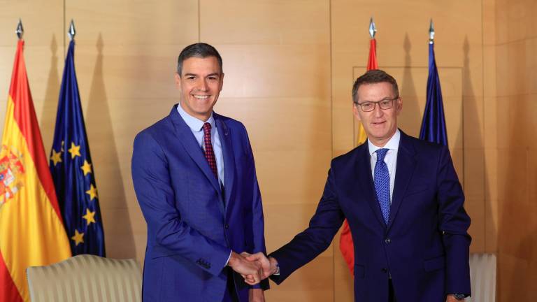 El líder del PP, Alberto Núñez Feijóo, y el presidente del Gobierno en funciones y secretario general del PSOE, Pedro Sánchez, al inicio de la reunión mantenida este miércoles en el Congreso. Foto: EFE