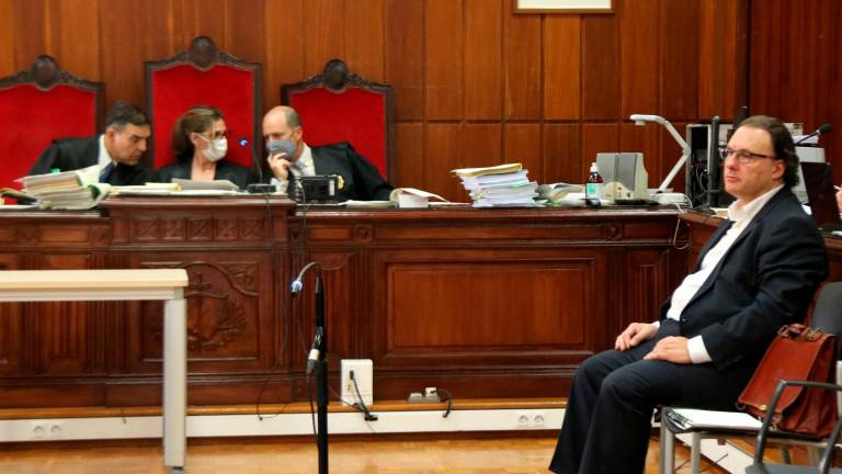 El ex alcalde de Torredembarra, Daniel Masagué, con los tres jueces de la pieza separada 1 del caso Torredembarra al fondo, antes del inicio de la vita en la Audiencia de Tarragona, este jueves por la mañana. Foto: ACN