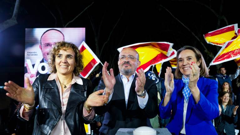 El candidato del PP a la Generalitat, Alejandro Fernández, acompañado por la diputada Cuca Gamarra (d) y la eurodiputada Dolors Montserrat. Foto: EFE