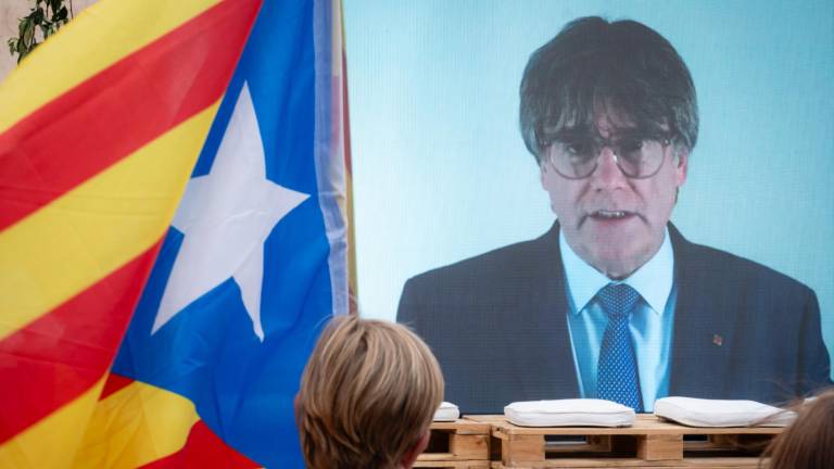 Carles Puigdemont hablando a través de una pantalla. foto: EFE