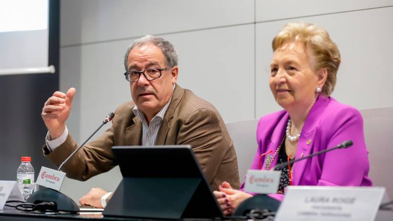 Pere Macias, junto a la presidenta de la Cambra de Tarragona, Laura Roigé. foto: Marc Bosch