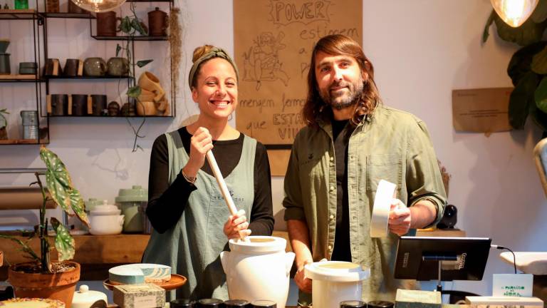 Mon Navarro y Ferran Soler en su espacio de venta, degustación y talleres, ubicado en el Raval de Sant Pere, en Reus. Foto: Alba Mariné