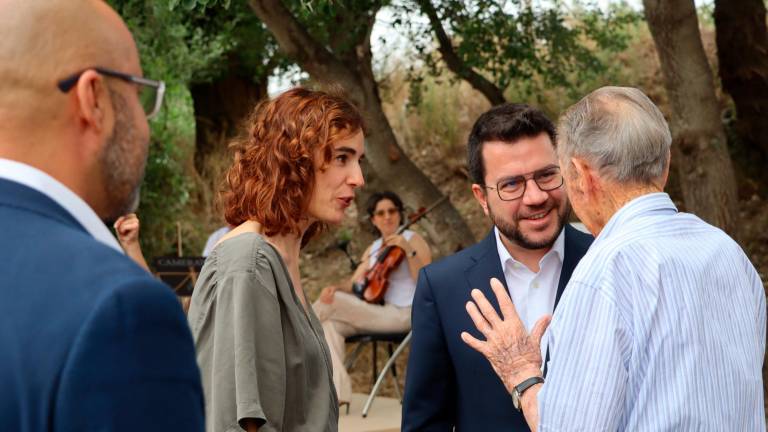 El president, Pere Aragonès, i la consellera de Justícia, Gemma Ubasart, parlant amb Salvador Farrés, un dels supervivents. foto: Jordi Bedmar