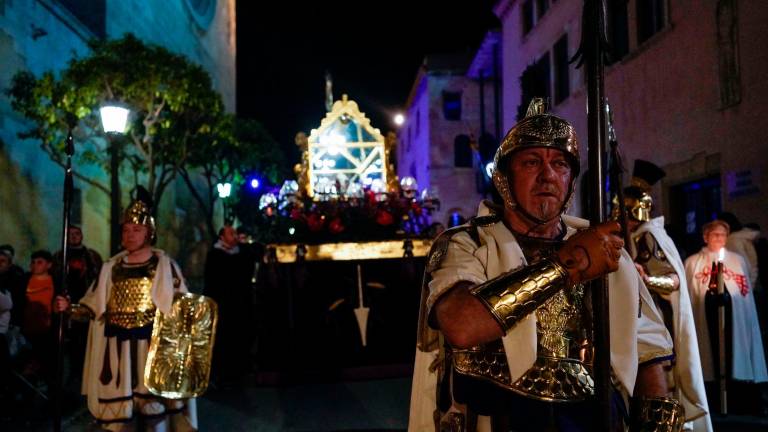 Los misterios de La Pietat y el Sant Sepulcre recorrieron las diferentes calles de la Part Alta foto: MARC BOSCH