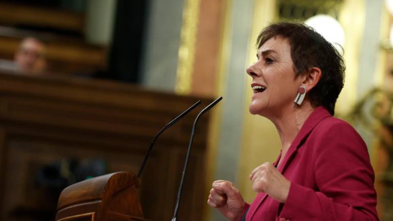 La portavoz de EH Bildu en el Congreso Mertxe Aizpurua Arzallus interviene durante la segunda jornada de la investidura del secretario general del PSOE Pedro Sánchez celebrada en el Congreso de los Diputados en Madrid, este jueves. Foto: EFE