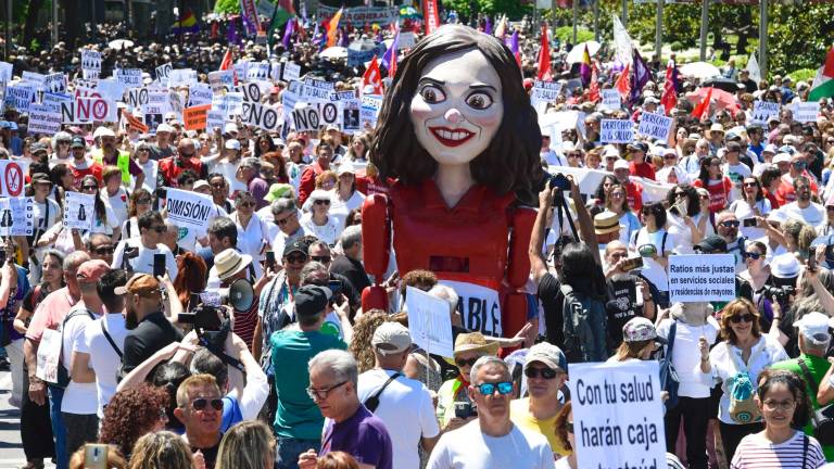 Manifestación que el colectivo Vecinas y Vecinos de los Barrios y Pueblos de Madrid ha convocado este domingo bajo el lema 'Salvemos nuestra sanidad pública', para defender una sanidad 100% pública y para protestar contra los recortes. Foto: EFE
