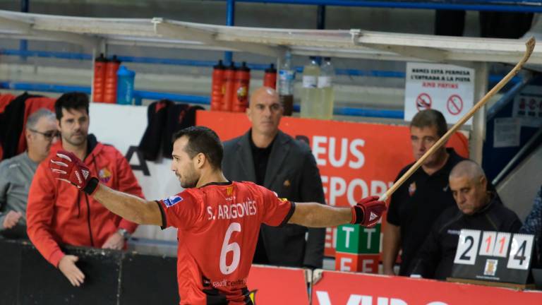 Sergi Aragonès celebra un gol con la camiseta rojinegra. foto: Fabian Acidres