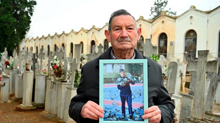 Antonio Martos, hermano de Cipriano, acudió ayer al cementerio de Reus. Foto: Alfredo González