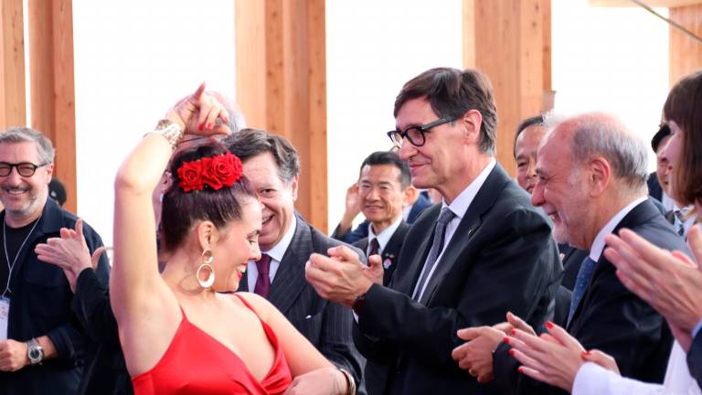 El president de la Generalitat, Salvador Illa, aplaudiendo durante una actuación de rumba. Foto: ACN