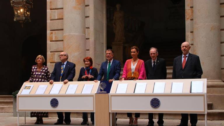 El jurado del Premio Planeta 2023 con las obras finalistas en la Llotja de Mar de Barcelona. Foto: ACN