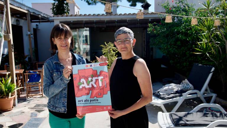 Inés Martí i Laura Ojer, en un dels patis del Poble Nou. Foto: Joan Revillas