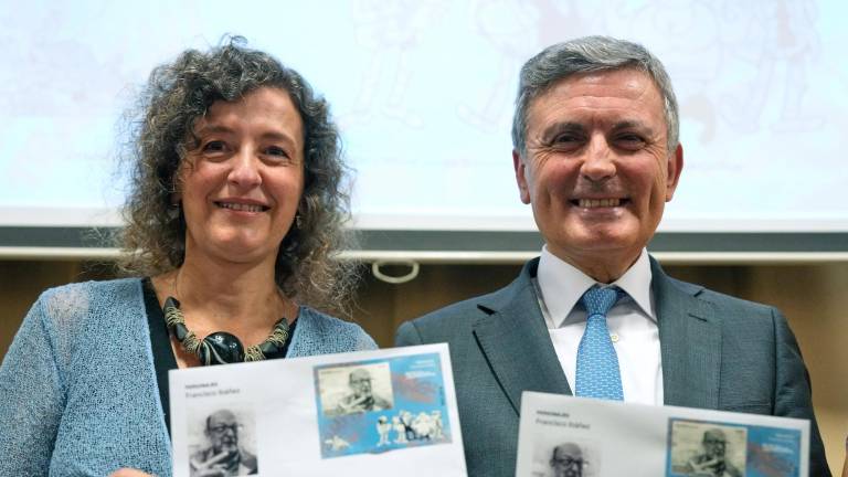 La hija del dibujante Francisco Ibáñez, Nuria Ibáñez, y el presidente de Correos Pedro Saura, durante la presentación del criptosello. FOTO: EFE