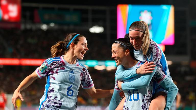 Las jugadoras de la selección celebran el gol conseguido por Jennifer Hermoso. foto: efe