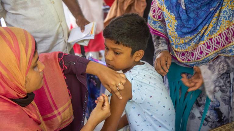 Un niño recibe un pinchazo de la vacuna en Bangladesh. Foto: EFE
