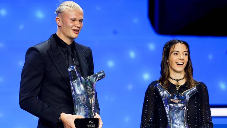 $!Erling Haaland y Aitana Bonmatí con el premio a Mejor Jugador y Jugadora del Año UEFA. foto: EFE