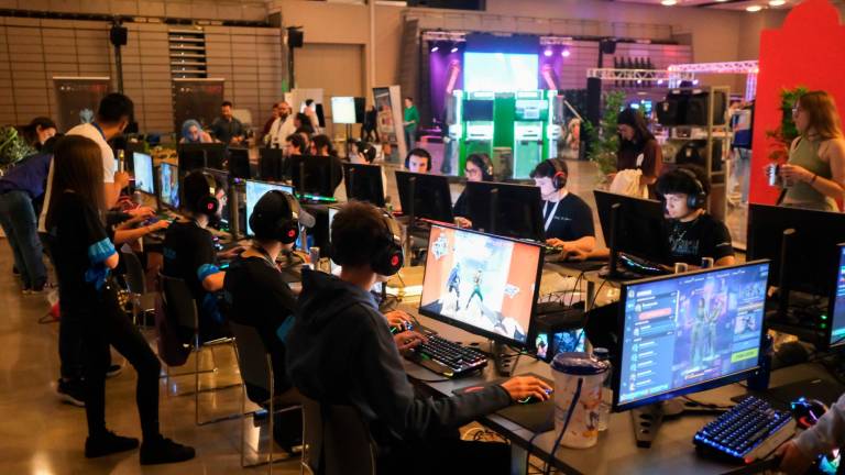 Una de las zonas de videojuegos con ordenador, ayer durante una de las competiciones que se organizaron. Foto: Fabián Acidres